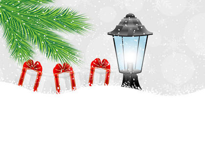 灯笼和礼物用冷杉树枝放在雪地上