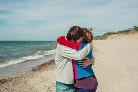 男人和女人在沙滩上拥抱