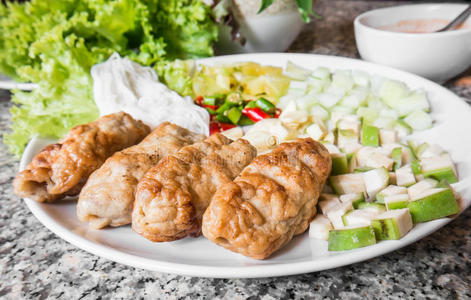 草本植物 肉丸 美食家 盘子 烧烤 辣椒 猪肉 生菜 午餐