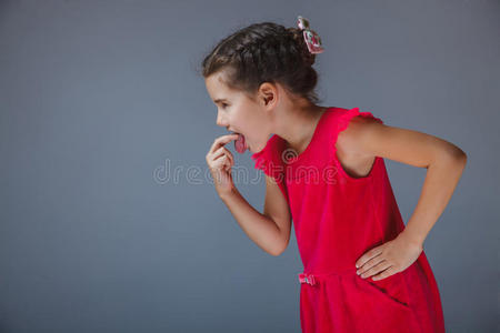 女孩把手指放在红色的裙子上，她的嘴生病了