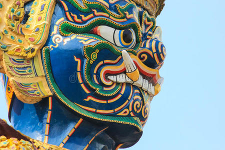 特写脸巨大的雕像在祖母绿佛寺