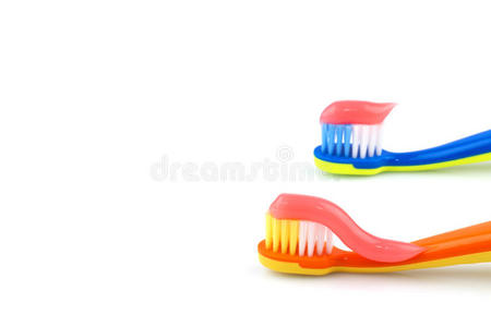彩色牙刷和粉红色牙膏