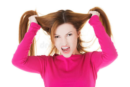 沮丧和愤怒的女人拉着她的头发