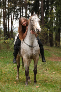 美丽的女孩骑着一匹没有缰绳或马鞍的马