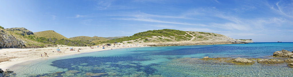 西班牙巴利阿里群岛马洛卡 卡拉托塔海滩的全景, 这是岛东北部不拥挤的海滩之一