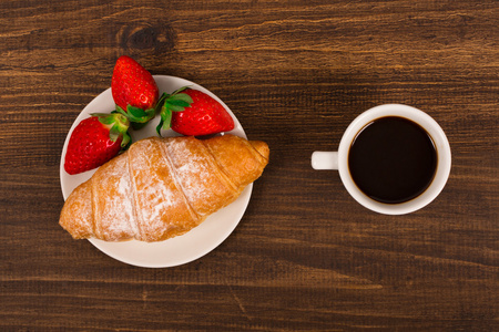 欧式早餐和羊角面包 咖啡和新鲜的草莓。顶视图
