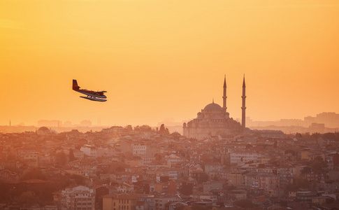 土耳其，伊斯坦布尔。水上飞机飞越城市与清真寺的视图