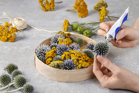 花店在圆盒使野生植物花卉装饰图片