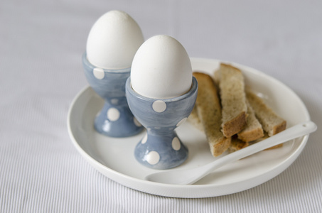 炒鸡蛋配烤面包和黄油的早餐