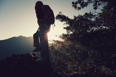 山峰上的女人徒步旅行者