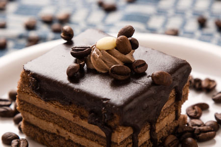 巧克力蛋糕和咖啡豆