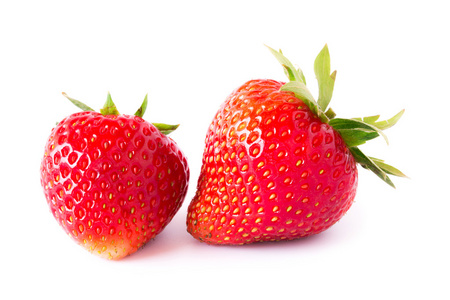 在白色背景上的新鲜草莓