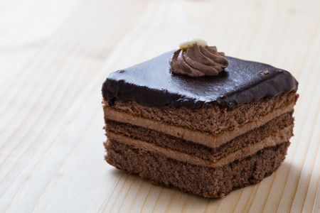 木制的桌子上的巧克力蛋糕