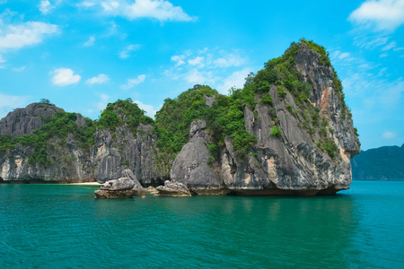 在下龙湾的海和岩石岛屿的风景