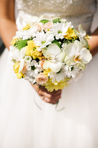 新娘花束与白玫瑰，兰花，雏菊