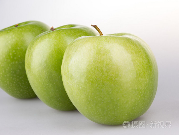 在白色背景上的三个绿苹果照片-正版商用图片1mdkez
