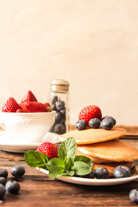 草莓和蓝莓的早餐煎饼图片