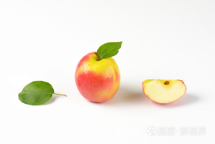 一个完整的苹果和四分之一