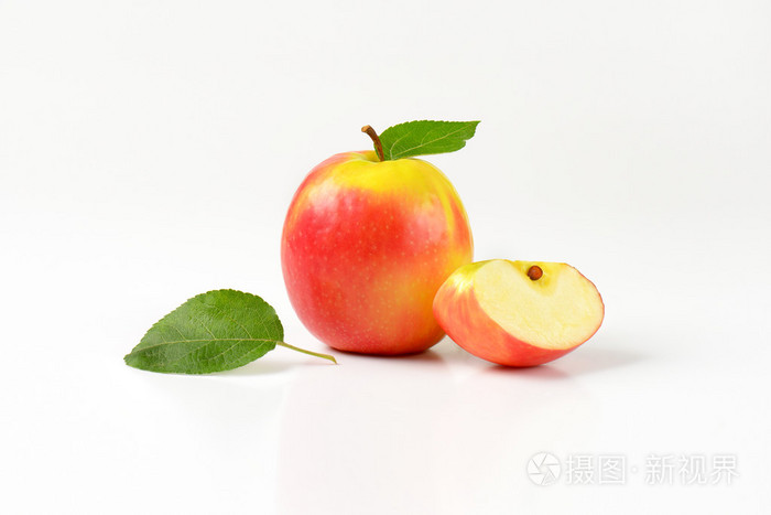 一个完整的苹果和四分之一