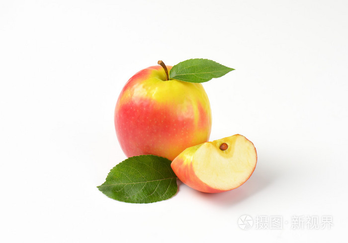 一个完整的苹果和四分之一