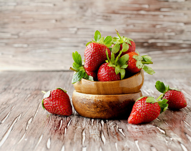 在一个木碗，选择性聚焦新鲜草莓