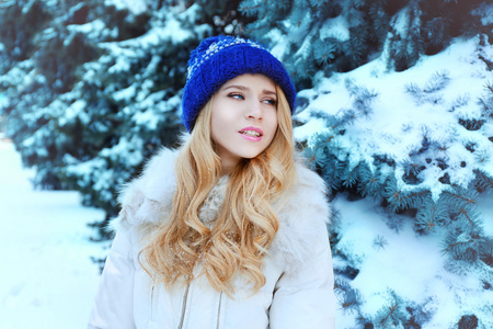 冬天的年轻的金发女人的画像