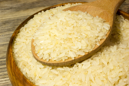 粒大米在木制板