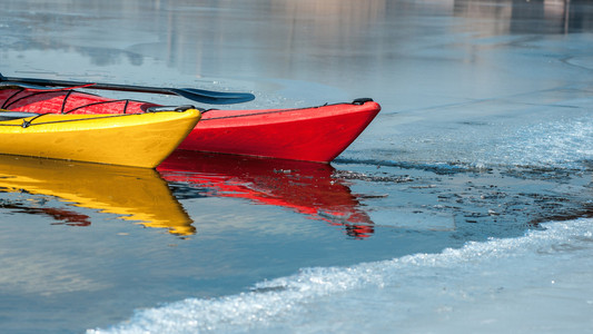 皮划艇在结冰的河面，船详细