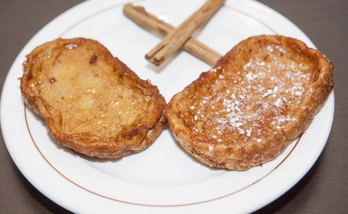 传统圣洁星期 torrijas 在板材