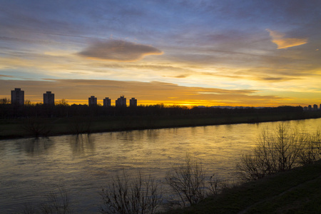 在萨格勒布的河流上空的日落