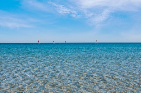 在海边冲浪