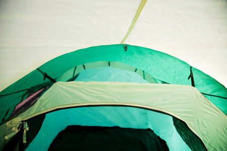 绿色帐篷里视图紧固屋顶