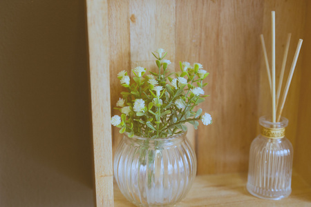 白花和芳香的根木棍在玻璃瓶