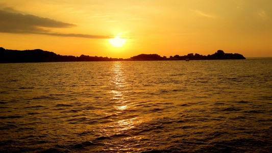 金色的夕阳海域，在泰国安达曼海美兰岛