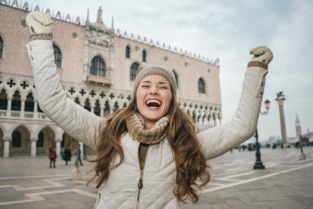 在圣马克广场威尼斯，一位快乐的年轻女性游客