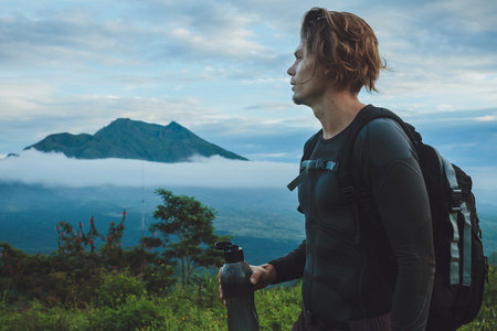 室外肖像的年轻人看巴图尔火山和阿贡