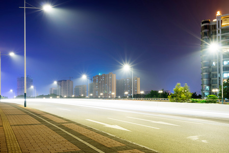 从汽车夜间光迹