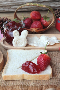 新鲜草莓红和果酱面包