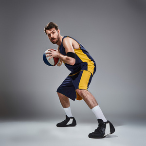 篮球运动员用球摆姿势的全长画像