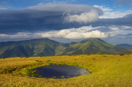 夏日风景与一个高山湖泊