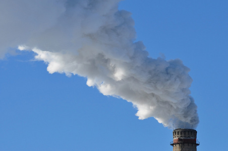工业烟气从烟囱上蓝蓝的天空图片