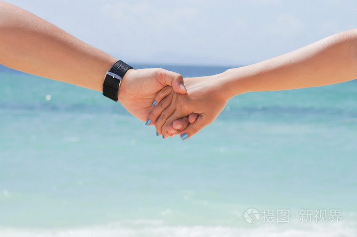 情侣手牵手在沙滩上照片-正版商用图片1mfvjc-摄图新