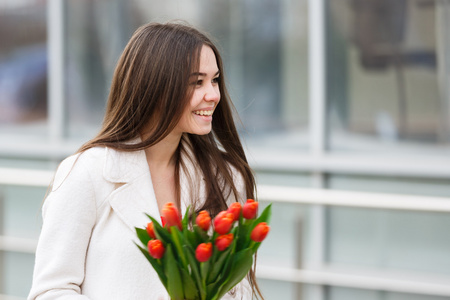 郁金香花束的女人