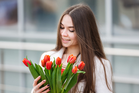 郁金香花束的女人