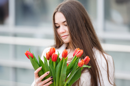 郁金香花束的女人