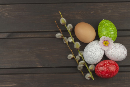 彩蛋是春天的象征，是木背上的新生命