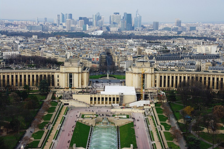 特罗卡德罗和拉德芳斯区在巴黎，法国查看从埃菲尔铁塔