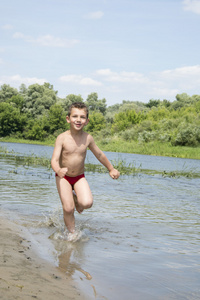 夏天, 小男孩沿着河岸跑