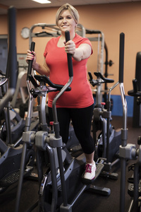 成熟的女人在健身房锻炼