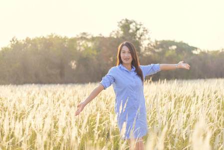 女人的画像年轻美丽微笑户外